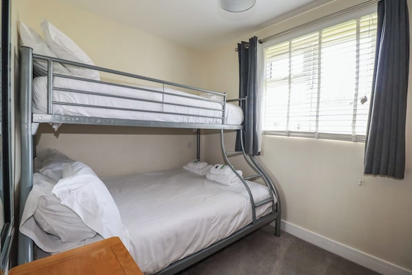 3 habitaciones, decoración personalizada y muebles diferentes