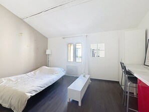 Internet, bed sheets - Charming Studio in Montpellier Méditerranée (Montpellier)
