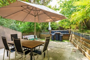 Outdoor dining - Ideal Getaway in Capbreton: Cozy House with Garden and Barbecue (Capbreton)