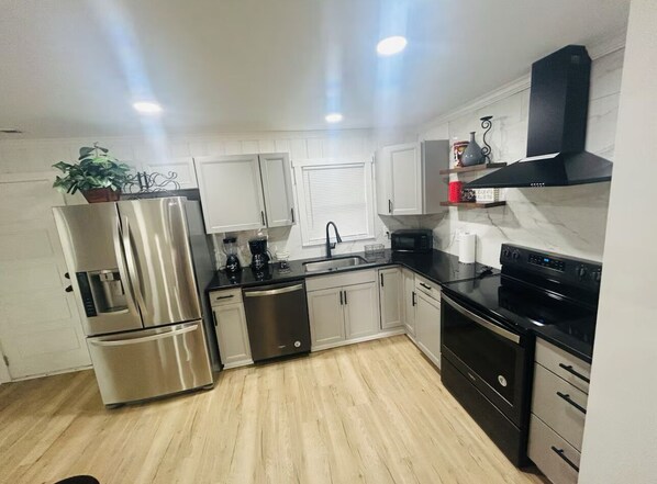 Microondas, horno, placa de cocina y lavavajillas