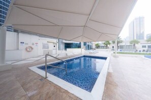 Pool - Bright and Modern Condo | Dubai Marina (Dubai)