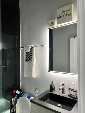 Dusj, håndklær, såpe og sjampo