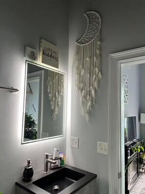 Interior - Lovely Bohemian Loft Downtwn, Amphitheater,Seaside Park,Metro North,2-10min walk (Bridgeport)