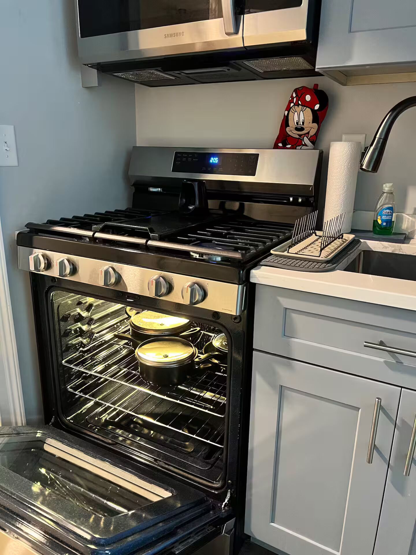 Refrigerador, microondas, horno y parrilla de estufa 