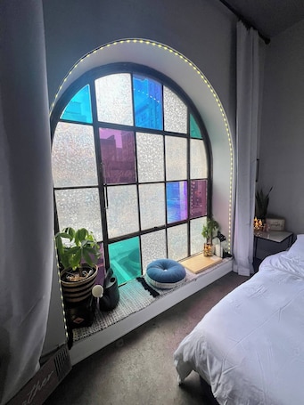 1 bedroom, desk, iron/ironing board, free WiFi. Lovely Bohemian Loft Downtwn, Amphitheater,Seaside Park,Metro North,2-10min walk