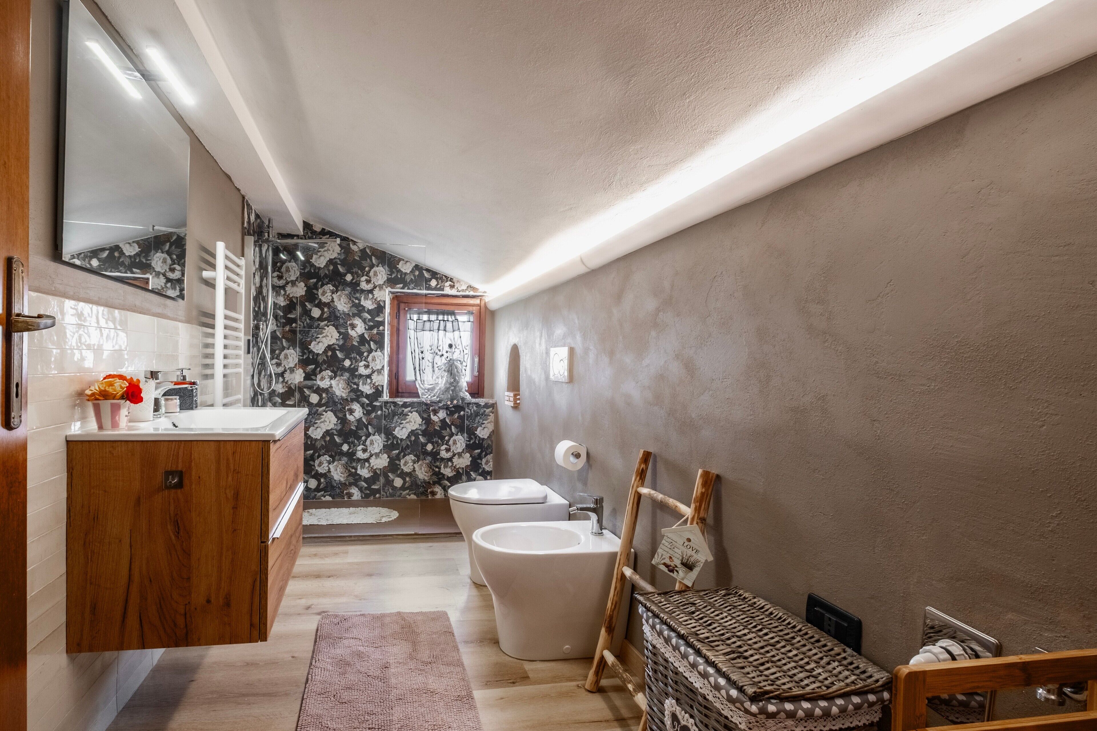 シャワー、ヘアドライヤー、タオル