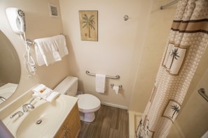 Secador de pelo, toallas, jabón y champú