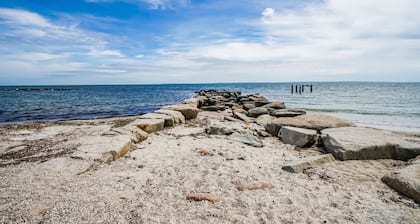 Spacious 2BR by the Sea in Falmouth