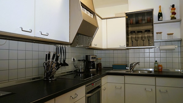 Kühlschrank, Ofen, Herdplatte, Wasserkocher mit Kaffee-/Teezubehör