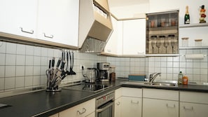 Fridge, oven, stovetop, coffee/tea maker