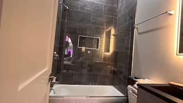 Chuveiro, secador de cabelo, toalhas de banho, sabonete