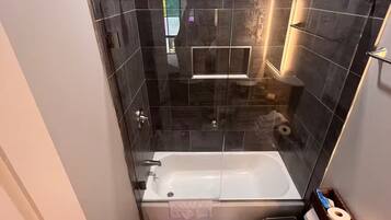 Ducha, secador de pelo, toallas y jabón