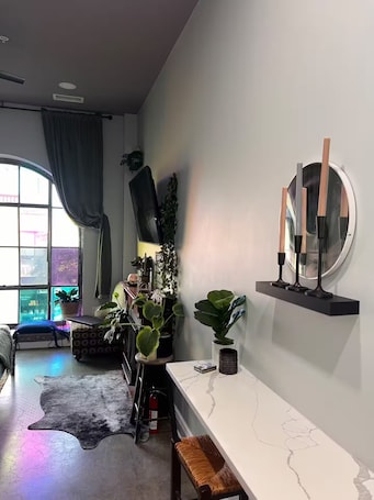 Interior. Stylish Sheek Loft Dwntwn, Amphitheater, Park, Metro North, Ferry All 2-10min