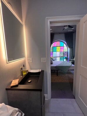 1 bedroom, desk, iron/ironing board, free WiFi - Stylish Sheek Loft Dwntwn, Amphitheater, Park, Metro North, Ferry All 2-10min (Bridgeport)