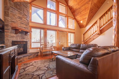 Serene 4-BR Lodge w/ Pools & Patio