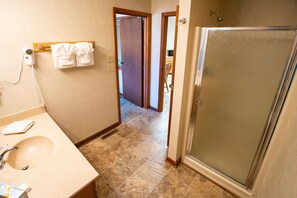 Towels, soap, toilet paper - Tranquil Lake Lure Getaway Near Trails (Lake Lure)
