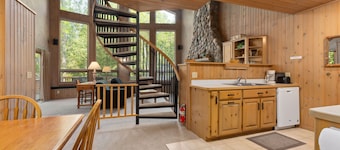 Cozy Apartment w/ Lake Access + Pool & Trails