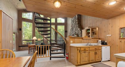 Cozy Apartment w/ Lake Access + Pool & Trails