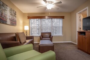 TV, DVD player - Comfortable 1BR Condo w/ Kitchen & Laundry (Branson)