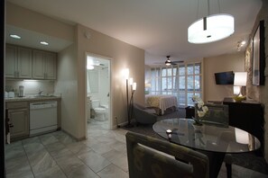 Iron/ironing board, free WiFi, bed sheets, wheelchair access - Studio Condo near Palm Canyon Drive (Palm Springs)
