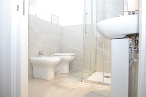 Douche, sĂšche-cheveux, bidet, serviettes fournies