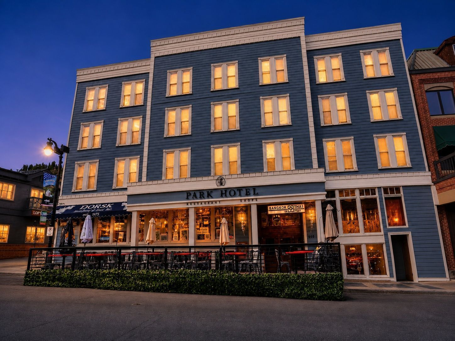 Un hôtel à plusieurs étages avec un restaurant situé au rez-de-chaussée.