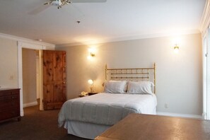 1 quarto, ferros/tábuas de passar roupa, berço de viagem