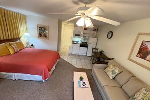 Fer et planche à repasser, lit parapluie, Wi-Fi gratuit, draps fournis