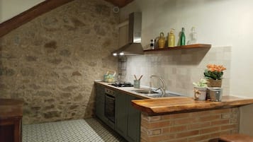 Een microgolfoven, een oven, een kookplaat, een vaatwasser