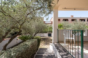 Property grounds - Apartment 'Degli Ulivi' with Private Terrace, Private Garden and Balcony (Orosei)