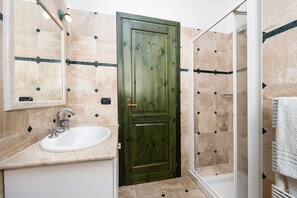 Shower, hair dryer, towels - Apartment 'Degli Ulivi' with Private Terrace, Private Garden and Balcony (Orosei)