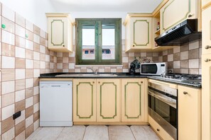 Kylskåp, mikrovågsugn, ugn och spishäll