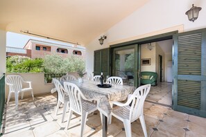 Outdoor dining - Apartment 'Degli Ulivi' with Private Terrace, Private Garden and Balcony (Orosei)