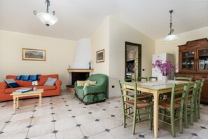 TV, fireplace - Apartment 'Degli Ulivi' with Private Terrace, Private Garden and Balcony (Orosei)