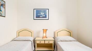 Fer et planche Ă repasser, draps fournis