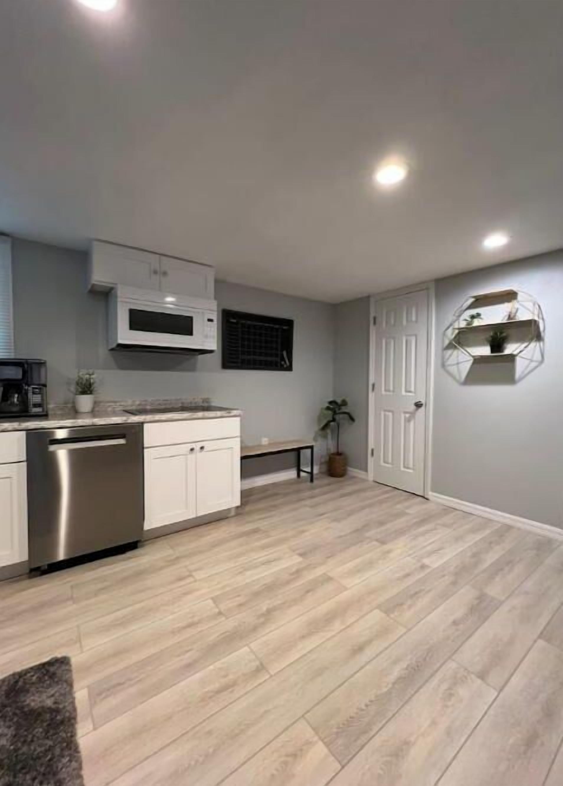 Kylskåp, mikrovågsugn, spishäll och kaffe- och tebryggare