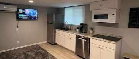 Frigorífico, microondas, placa de cocina y cafetera o tetera