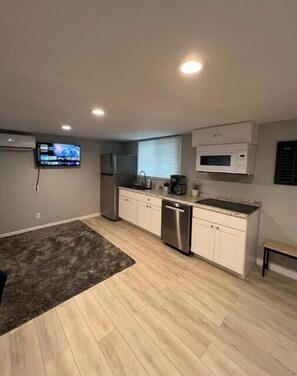 Fridge, microwave, stovetop, coffee/tea maker - Brand New! Modern Guesthouse! (Lake Panasoffkee)