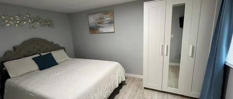 1 habitación, tabla de planchar con plancha, wifi gratis y ropa de cama