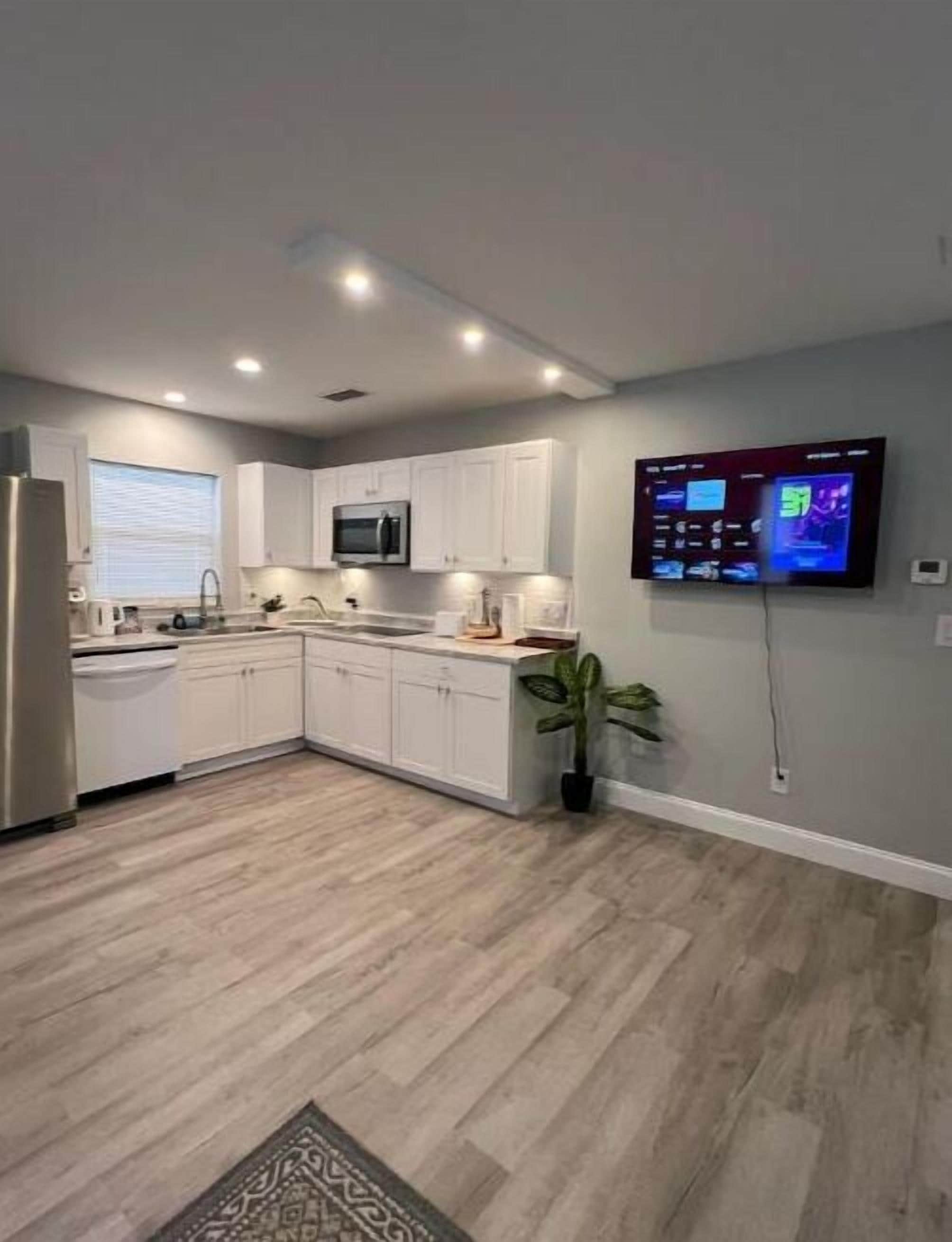 Réfrigérateur, micro-ondes, plaque de cuisson, lave-vaisselle