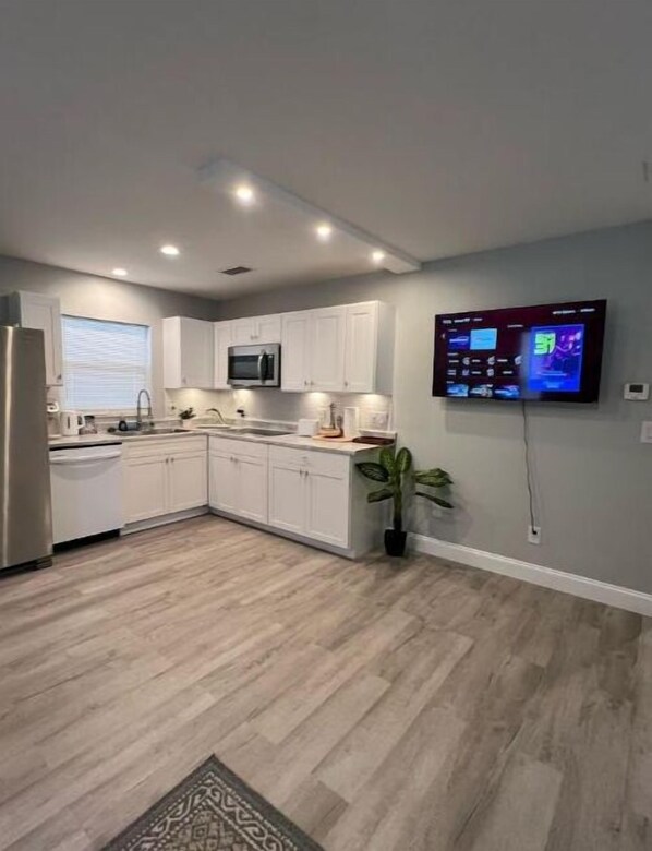 Réfrigérateur, micro-ondes, plaque de cuisson, lave-vaisselle