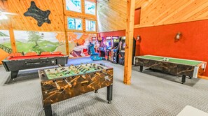 Game room - Cozy Studio in Banner Elk w/ Kitchenette (Banner Elk)