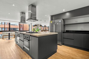 Kühlschrank, Mikrowelle, Ofen, Herdplatte