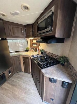 Kjøleskap, mikrobølgeovn, kokeplater og kaffetrakter/tekoker