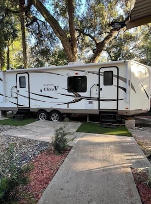 Property grounds - RV camper in a peaceful place (Lake Panasoffkee)