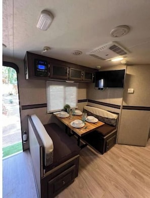 Dining - RV camper in a peaceful place (Lake Panasoffkee)