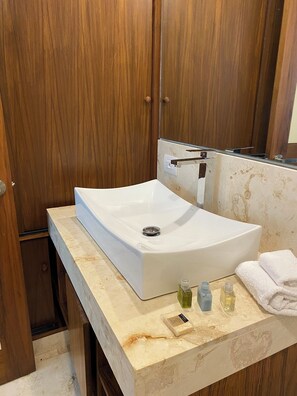 Douche, serviettes fournies, papier toilette