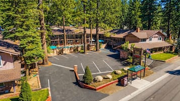 Un hôtel à plusieurs étages doté d’un parking, d’une terrasse et d’une enseigne indiquant le nom « Tahoe Lodge ».