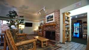 Una sala de estar acogedora con chimenea, muebles de madera y una estantería.