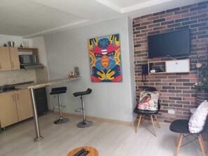 En 40-tommers smart-TV med kabel-kanaler